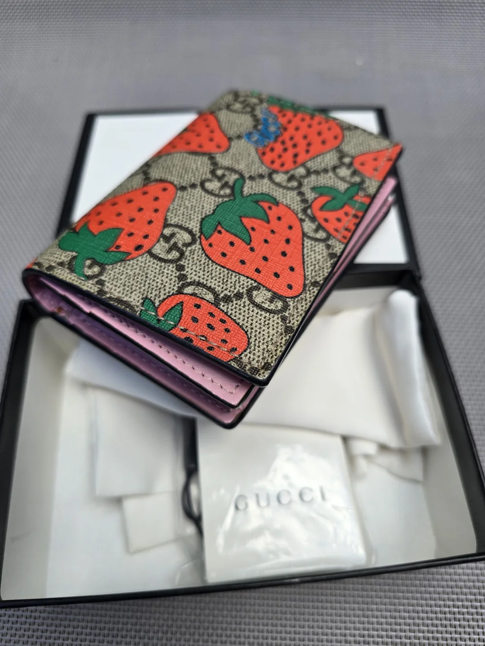 💯 Authentic Gucci Strawberry GG Supreme Bifol Card Case/Wallet - Picture 2 of 12